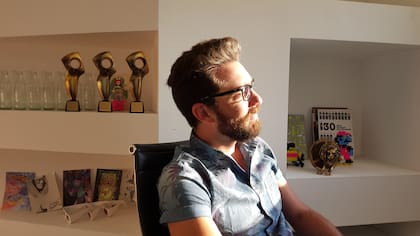 Paolo Cavalieri en la oficina que ocupa en Bleed VFX