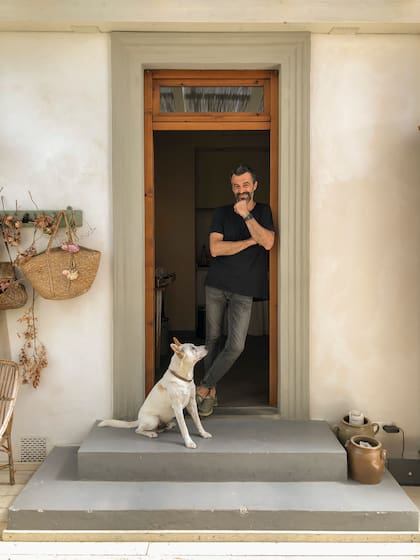 Paolo, dueño de casa y manager de la posada, junto a su perro Otto.