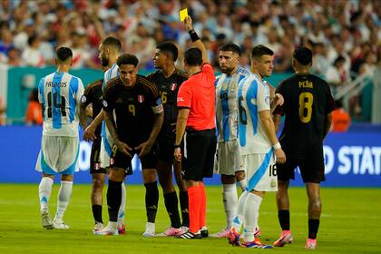 Paolo Guerrero ve la tarjeta amarilla por una infracción contra Leandro Paredes