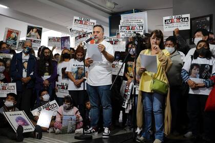 Paolo Menghini y María Luján Rey, padres de Lucas Menhini Rey, en el acto por los 10 años de la tragedia de Once