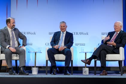 Paolo Rocca en la CERAWeek, junto con Dave Ernsberger (S&P Global) y Kevin Gallagher (Santos)