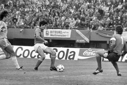 Paolo Rossi (24 de junio de 1978): mano a mano con Leao en el 1-2 de Italia ante Brasil por el tercer puesto del Mundial; cuatro años más tarde, fue goleador de la Copa del Mundo de España y ganó el Balón de Oro