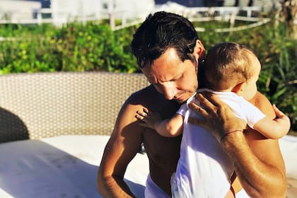 Papá Benjamín, inseparable de Magnolia, aprovecha un corte en la grabación de la serie Vis a Vis