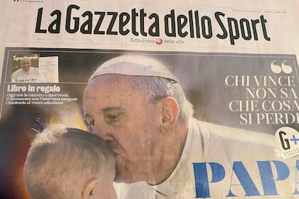 Papa Francisco: "Maradona fue un hombre frágil, pero en la cancha un poeta".