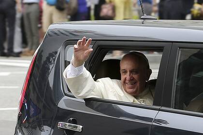 El Papa se desplazó en un pequeño Kia negro, especialmente construido para él, sonriente y saludando a quienes se acercaron a verlo