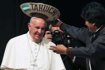 El Papa Francisco fue recibido por Evo Morales durante su visita a Bolivia