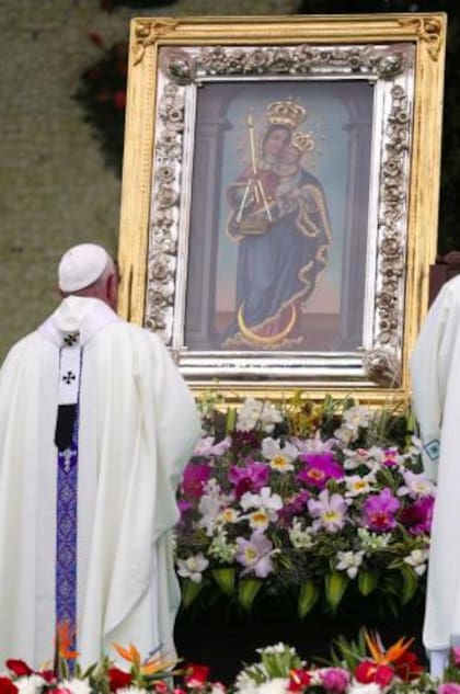 Papa Francisco frente al cuadro de la virgen de la Candelaria, patrona de Medellín