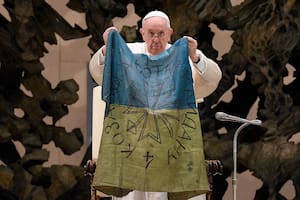 El Papa besó una bandera de Ucrania y denunció “la masacre de Bucha”