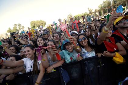 Francisco fue ovacionado al llegar y al irse del lugar, donde los jóvenes lo esperaron en un clima de fiesta