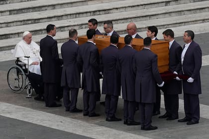 El papa Francisco, ante el cajón con los restos de Benedicto XVI, en el funeral en la Plaza San Pedro, el 5 de enero de 2023. (AP/Antonio Calanni)