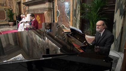 El maestro Arvo Pärt, compositor musical estonio, tocó ante el papa Francisco en un piano de Benedicto, el Pater Noster