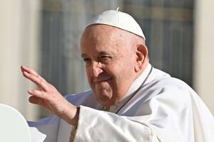 Pizza en la cena y lectura de diarios: el Papa se recupera y saldrá mañana del hospital