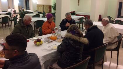 De diversas nacionalidades, los sin techo fueron invitados bien temprano por la mañana por el limosnero papal, Konrad Krajewski