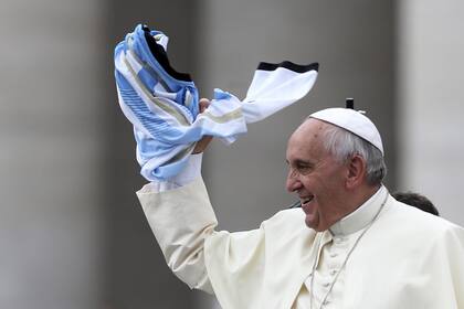En la audiencia general de hoy, el papa Francisco "atajó" una camiseta argentina