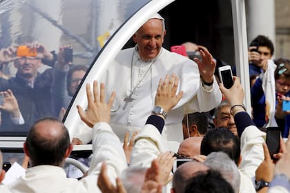 Papa Francisco pontífice visita Nápoles napolitanos mafia Gomorra