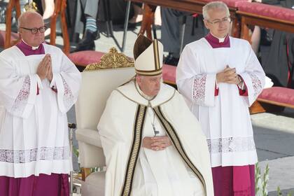 El papa Francisco concelebra la Santa Misa con los nuevos Cardenales y el Colegio Cardenalicio en la Plaza de San Pedro en el Vaticano