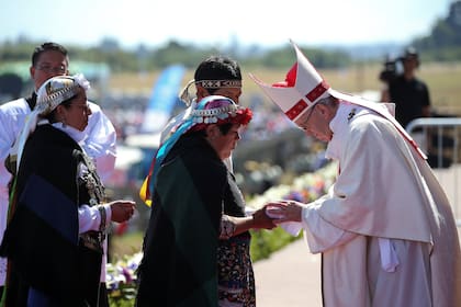 Papa Francisco recibe a personas del pueblo Mapuche durante una misa en la base de la Fuerza Aérea Maquehue Temuco en Temuco, Chile, el 17 de enero de 2018.