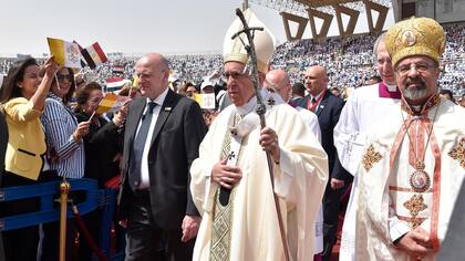 Papa Francisco viaje Egipto. Pope Francis celebrates Mass for Egypt&amp;apos;&amp;apos;s tiny Catholic community, at the Air Defense Stadium in Cairo, Saturday, April 29, 2017. Pope Francis came to Egypt on Friday for a historic visit to the Arab and Muslim majority nation aimed at presenting a unit