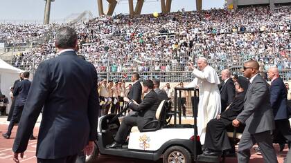 Papa Francisco viaje Egipto. Pope Francis waves as he arrives to celebrate Mass for Egypt&amp;apos;&amp;apos;s tiny Catholic community, at the Air Defense Stadium in Cairo, Saturday, April 29, 2017. Pope Francis came to Egypt on Friday for a historic visit to the Arab and Muslim majority nation aime