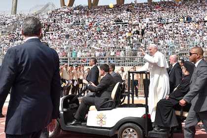 El Papa Francisco saluda a su llegada para celebrar la misa para la pequeña comunidad católica de Egipto, en el Estadio de Defensa Aérea de El Cairo, el 29 de abril de 2017, en una visita histórica a la nación de mayoría árabe y musulmana