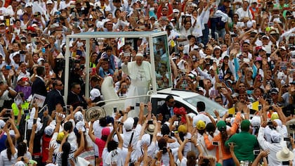 En una misa ante 1.200.000 fieles, el papa Francisco llamó hoy en Medellín a seguir a Jesús y a dejar de lado la violencia