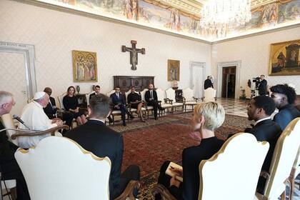 El papa Francisco y los jugadores de la NBA, en una reunión en noviembre de 2020; el básquetbol era el deporte que practicaba el Pontífice de niño en San Lorenzo