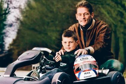 Papá Jos y el niño Max: los Verstappen, en una imagen familiar de cuando el actual bicampeón de Fórmula 1 corría en kartings