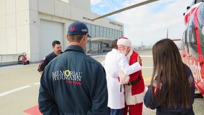 Papá Noel abrazó al médico que le salvó la vida y agradeció al equipo que lo trasladó al hospital de Houston, Texas