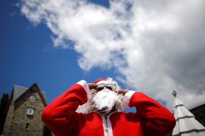 Papá Noel observa el eclipse desde Bariloche