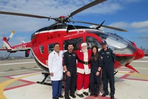 Papá Noel visitó un hospital en Houston, Texas, para agradecer a los médicos que le salvaron la vida en septiembre