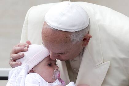 papa pontífice Francisco Vaticano Santa Sede San Pedro basílica plaza gente multitud audiencia miércoles