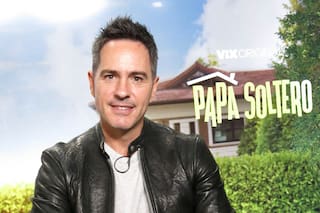 Papá vuelve soltero e interpretado por Mauricio Ochmann