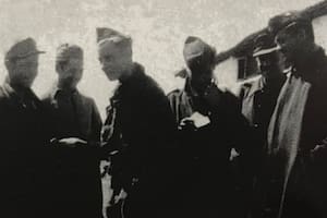 Paparella con sus compañeros en el campo de prisioneros de Argelia, c. 1944