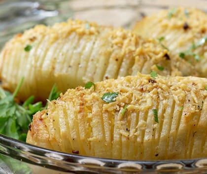 Papas acordeón con queso rallado
