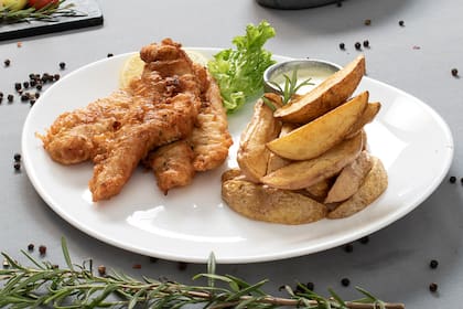 Papas en cuña bien crocantes para acompañar un plato rebozado.