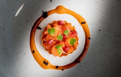 Papel crocante de pimientos rojos con tartare de trucha patagónica salmonada ahumada