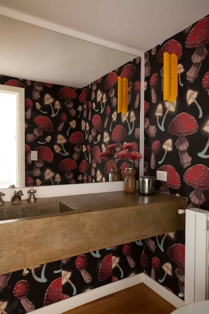 Papel importado. La mesada de cemento alisado patinada parece hasta dorada bajo la luz del aplique de La Feliz.