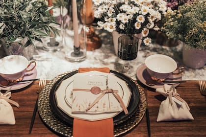 Papelería (Lemontea Design). Tazas (La Melange Antiques Rental). Platos de sitio (Luminis).