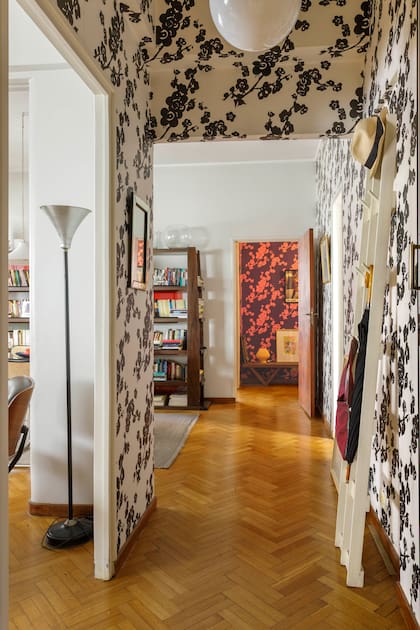 Papeles estampados (Tres Tintas, Barcelona) y perchero 'Modular', diseño de Alejandro Sticotti, en lenga maciza.