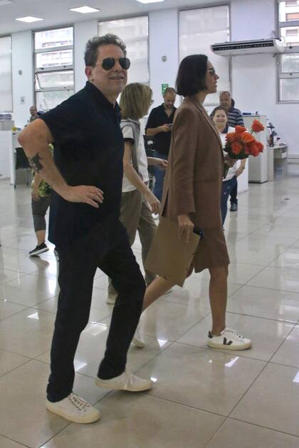 Papeles y ramo de rosas en mano, la pareja ingresó al registro civil ante la mirada expectante de los presentes