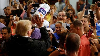 Papelón de Trump en Puerto Rico: vio a damnificados y les tiró papel higiénico
