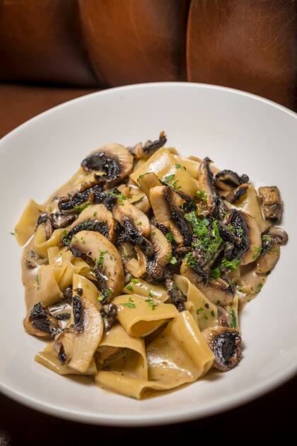 Pappardelle con hongos (crema, hongos secos, gírgolas, champignones y portobello).