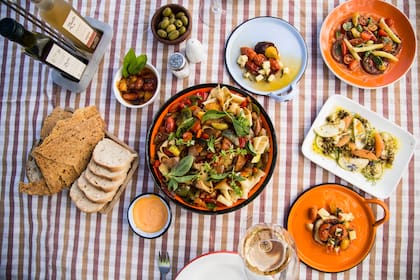 Pappardelle, vegetales salteados, salsa de soja, albahaca y sésamo, una de las propuestas de Pan y Oliva.
