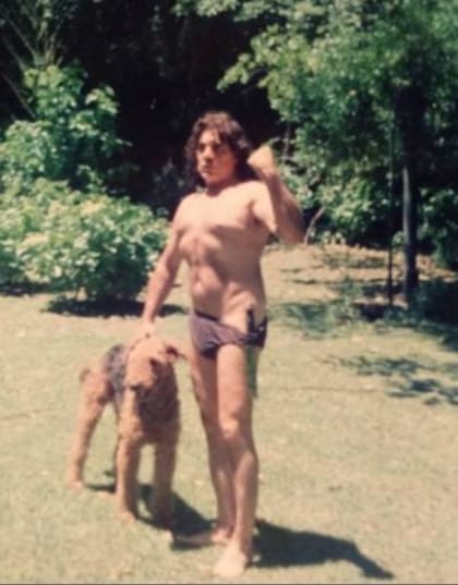 Pappo posa con su perro, juega a ser Tarzán