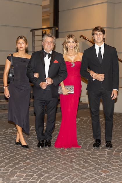 Pappo Roca y Vicky Fariña con dos de sus tres hijos: Mia y Santino