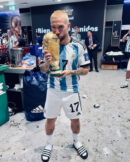 Papu Gómez con la Copa del Mundo