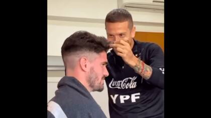 Papu Gómez oficiando de peluquero en la cabeza de Rodrigo De Paul. Crédito: Instagram