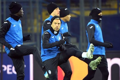 Papu Gómez se ganó el amor de los hinchas de Atalanta. en la imagen, antes del partido ante Shakhtar, en el frío de Ucrania que tan bien conoce, la noche de la clasificación a octavos de final