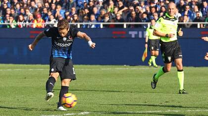 Gómez remata: será gol de Atalanta contra Genoa. El argentino vive el mejor momento de su carrera