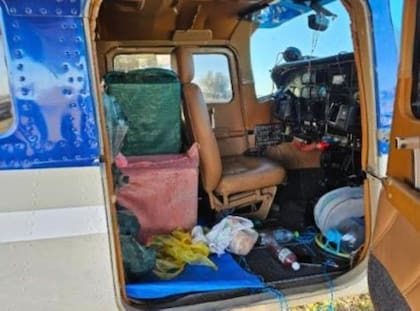 Paquetes con cocaína, detrás del asiento del piloto de la avioneta que fue secuestrada por la Gendarmería